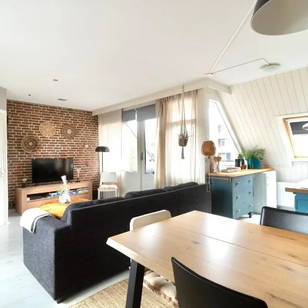 Strand appartement aan zee met 2 parkeerplekken!, hotel in Egmond aan Zee