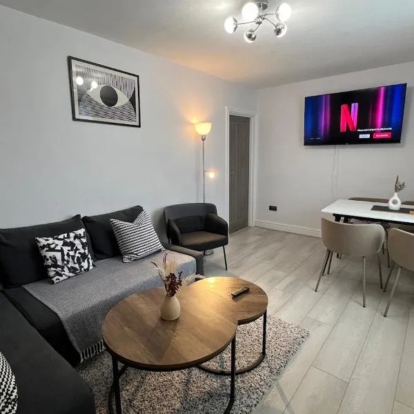 The Place with king beds, Ensuite Bathrooms, Close to Airport and Free Parking, hotel v destinaci Wythenshawe