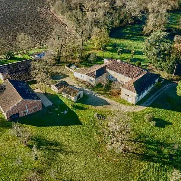 Gîtes Charme et Cosy avec piscine - Le Clos Boissière, hotel v mestu Valence-sur-Baïse