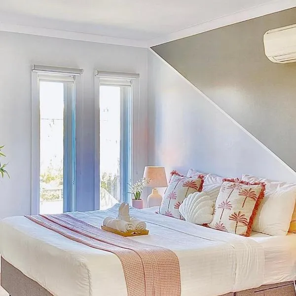 Spacious 4-Bedroom Home Steps from Coles, Park & BBQ Area with Free Parking, hotel v Melbourne
