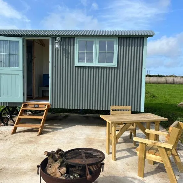 Lower Trewern Shepherds Hut, hotel v destinaci Madron