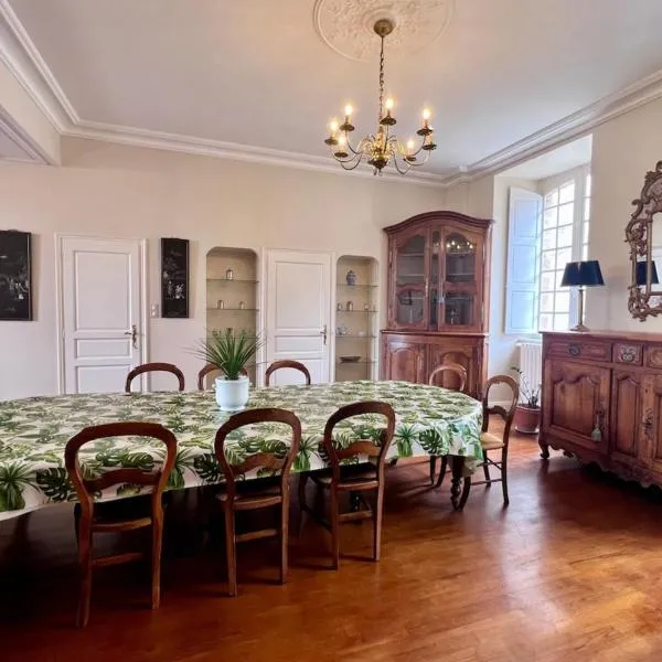 Le Logis de la Providence -12 pers -Bourg Allassac, hotel a Allassac