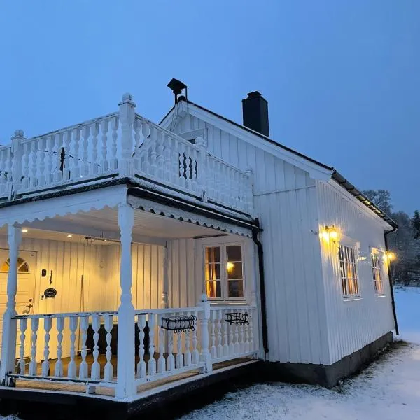 Marvelous farmhouse with amazing fjord and mountain view in Northern Norway，Nordøya的飯店