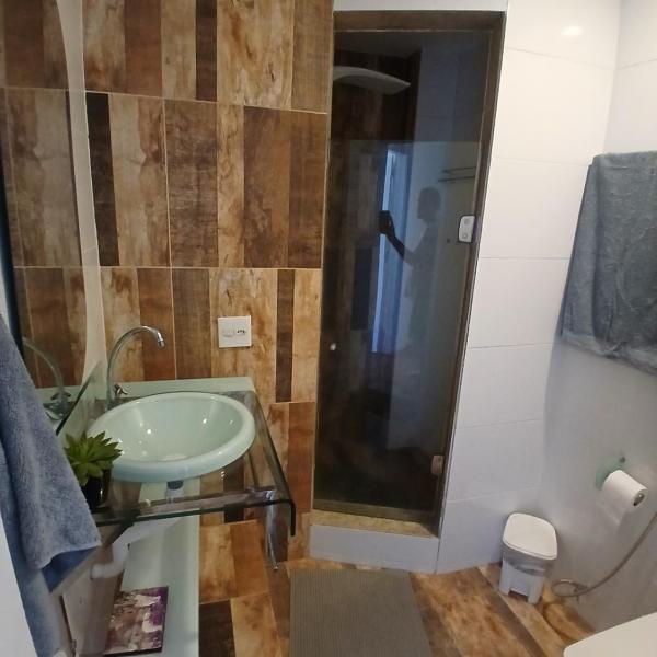 quarto em frente a praia com banheiro privativo num apartamento compartilhado - room with private bathroom in a shared apartment - Foto 3