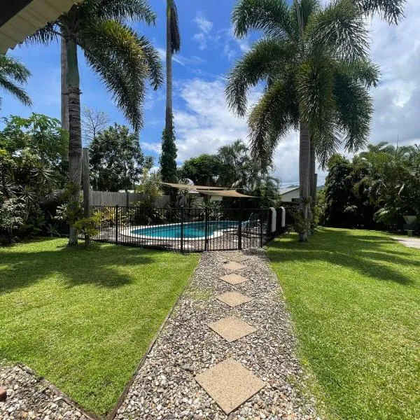 Tropical family beach house, hotel v destinaci Holloways Beach