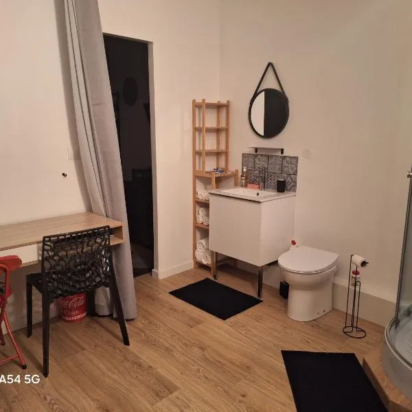 Studio neuf avec espace de travail séparé, hotel in Guécélard