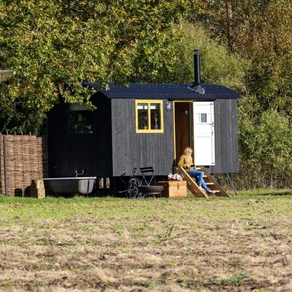 'Bramley' Hut on private farm, hotel v destinaci Charsfield