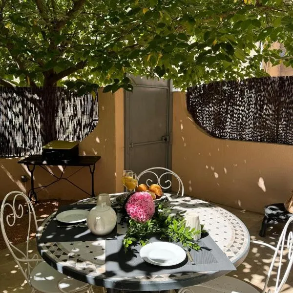 Maison Jasmin in the city center with parking space and terrace, hotel v destinaci LʼIsle-sur-la-Sorgue