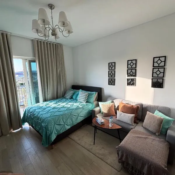 Serene Studio in Yas Island 2 - near Zayed international AirPort、アブダビのホテル