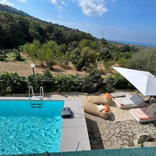 Grande appartamento in casale ristrutturato, hotel in Santa Domenica