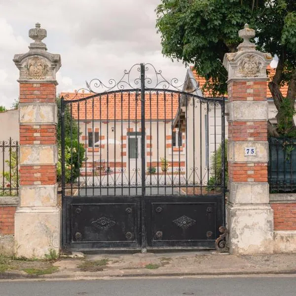 Chambres d'hôtes de charme LE LOGIS ROUGE la Rochelle, Vendée, Ile de Ré, Marais Poitevin, calme mer campagne piscine, khách sạn ở Charron