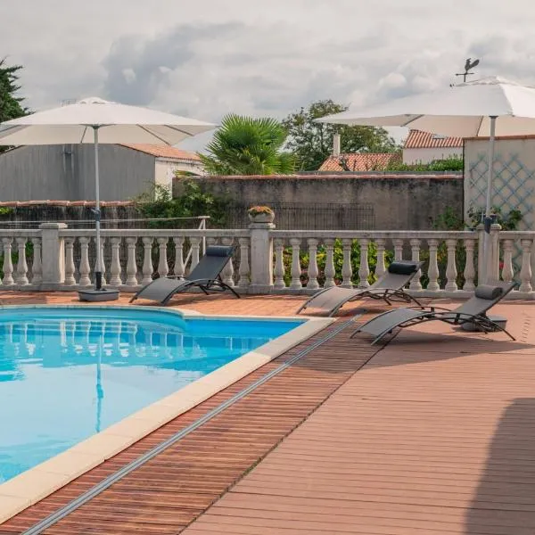 Le Logis Rouge chambres d'hôtes de charme Bed and Breakfast avec piscine près de La Rochelle, hotel Charron városában
