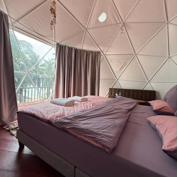 Infinity Beach Club Resort & Hostel Koh Phangan, hotel v destinaci Baan Tai