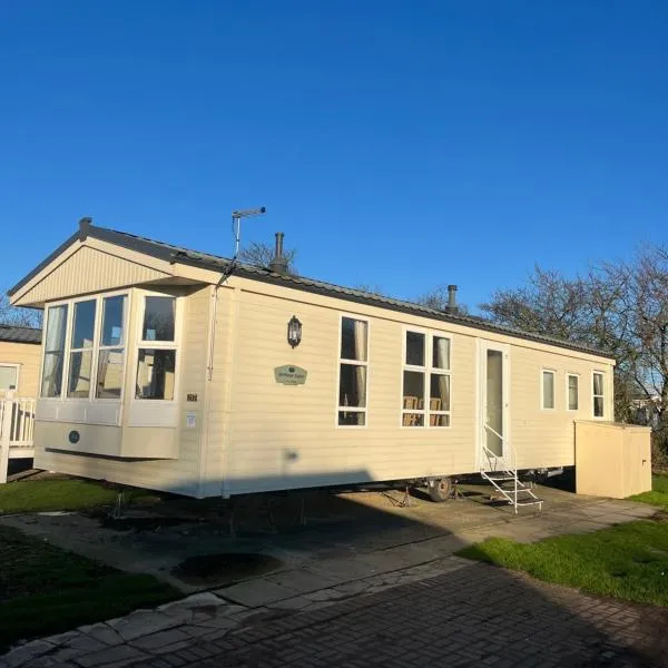 The Buttercup Hideaway Caravan ,Skipsea Sands, Bridlington, hotel in Ulrome