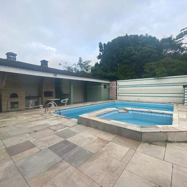 Casa com piscina para 18 pessoas, wi-fi 3 quartos 4 banheiros estacionamento interno churrasqueira e forno de pizza 230m2 de área constuida aceita pets