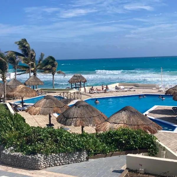 Lagoon Sunset view entire apartment, hotel em Cancún
