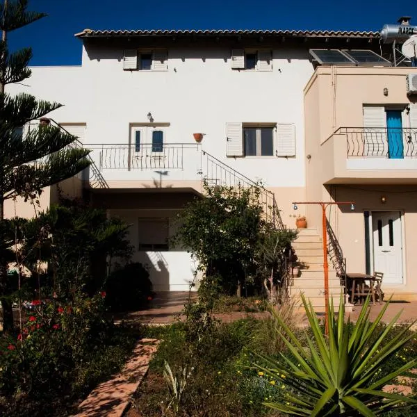 Casa Evriali Apartments: Kokkíni Khánion şehrinde bir otel