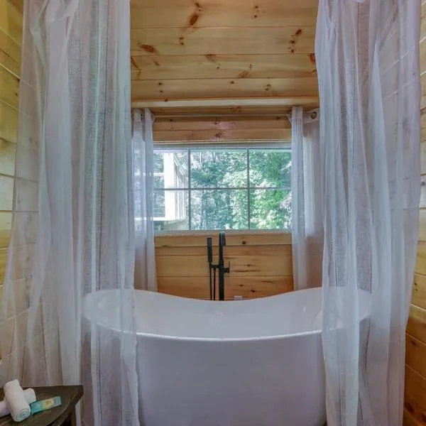 Firefly Haven - Summer Oasis with HOT TUB, hotel v destinaci Gatlinburg