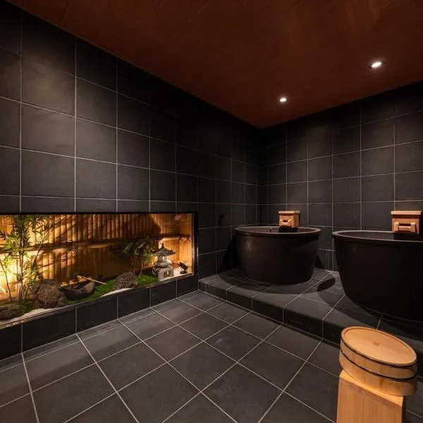 朋 日本の伝統を感じるお宿 関空直結駅前 ベッド14台 お風呂3台 寝室6部屋, khách sạn ở Osaka