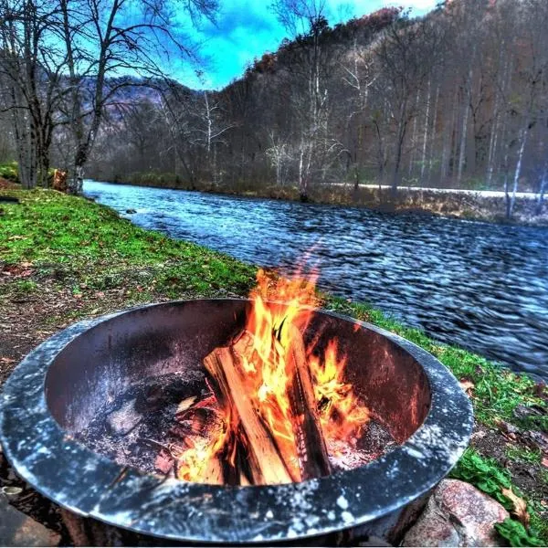 The Hala Lodge and Campground -Riverfront Class 3 -1bed 1bath on Nantahala River, hotel v destinaci Bryson City