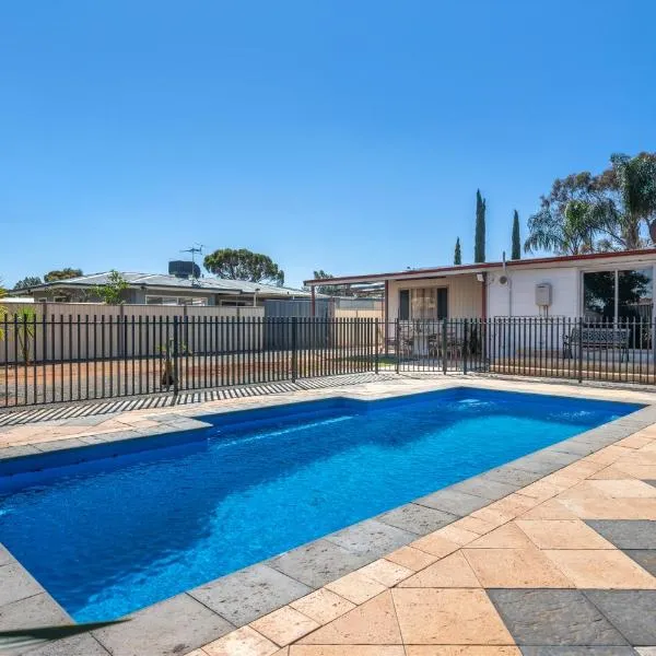 Secluded oasis & inground pool, hotel v destinaci Boulder