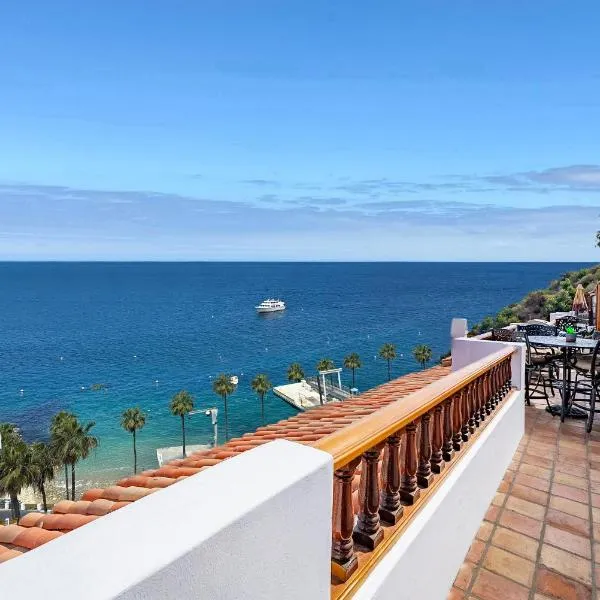 NEW! Premium Ocean Views, Corner Condo with Fireplace and Golf Cart, hotel v destinaci Avalon