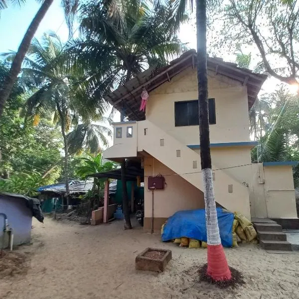 Juis Homestay Near Beach Property, hotel di Malvan