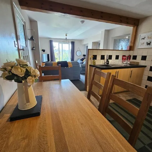 Garden flat in Carmarthen, hotel in Carmarthen