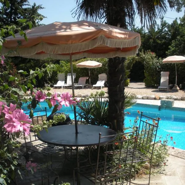 Gites Climatisés Piscine Chauffée La Balancelle, hotel in Saint-Rémy-de-Provence
