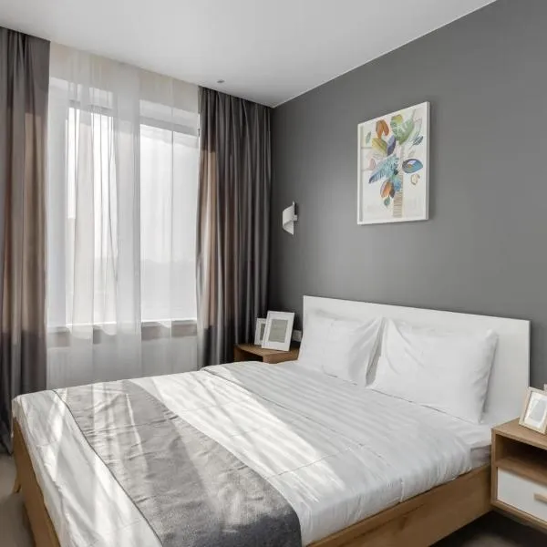 Затишна квартира поруч з метро Харківська, hotel in Kyiv