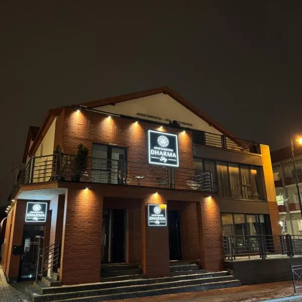 DHARMA Stay APARTAMENTAI su terasa ir vaizdu į miestą, hotel in Telšiai