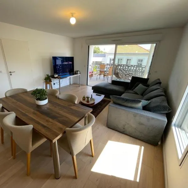 Large apartment with air conditioning, terrace and parking, hotel in Montpellier
