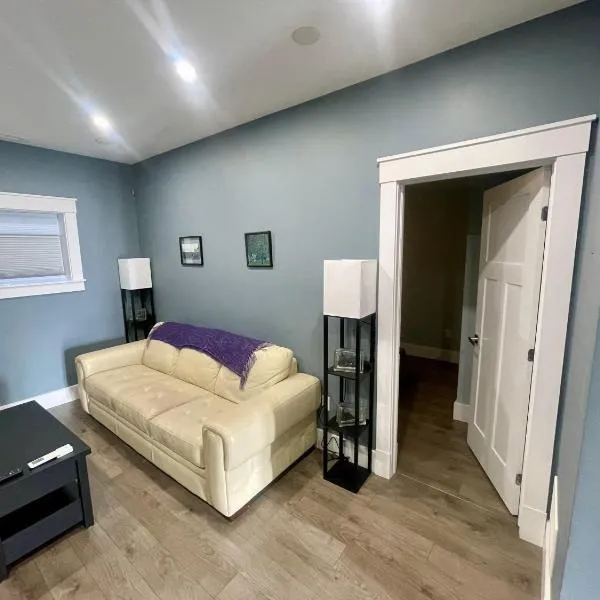 Long Lake Getaway - Modern, Quiet Accessible Suite, No Stairs or Steps, includes Washer & Dryer with Xbox and Switch 2 for entertainment, Hotel in Halifax