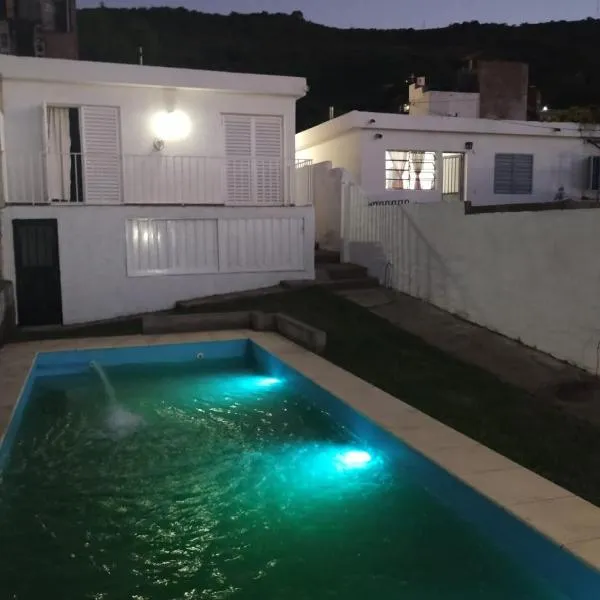 Casa con Pileta, hotel in Villa Carlos Paz