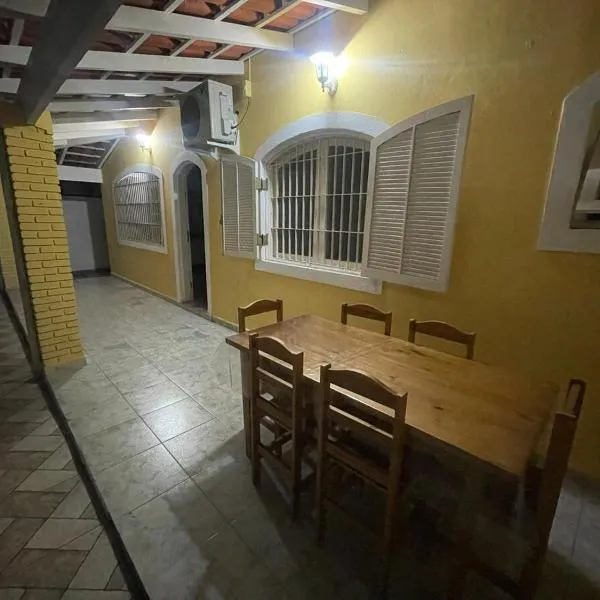 Casa 150m da Praia Martim de Sá, Hotel in Caraguatatuba