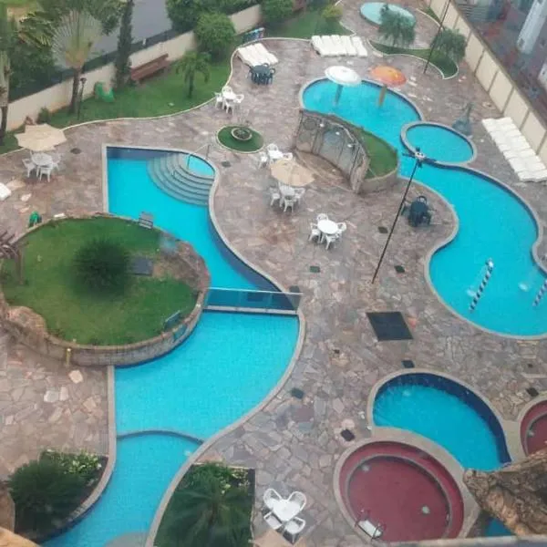 Flat em Caldas Novas no Golden Dolphin Supreme e próx Shopping Singapura com Utensílios e conforto, hotel in Caldas Novas