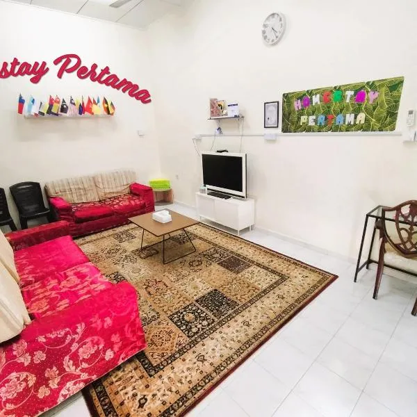 Homestay Pertama, hotel v destinaci Parit Raja