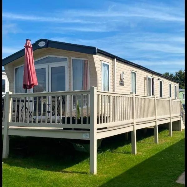 Weeley Bridge 3 Bedroom Luxury Holiday Home, hotel in Weeley