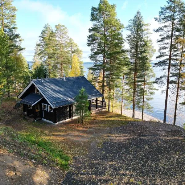 Cottage with stunning lake view and private beach, hotelli kohteessa Hattusaari