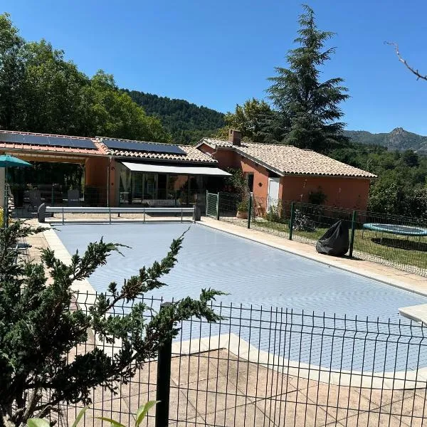 Maison indépendante avec piscine, hotel in Jaujac