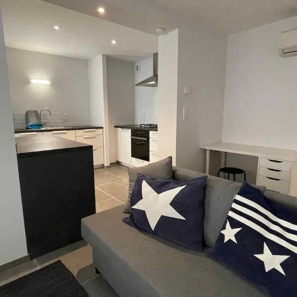 Modern apartment centrally located in Quarante, hotel em Quarante