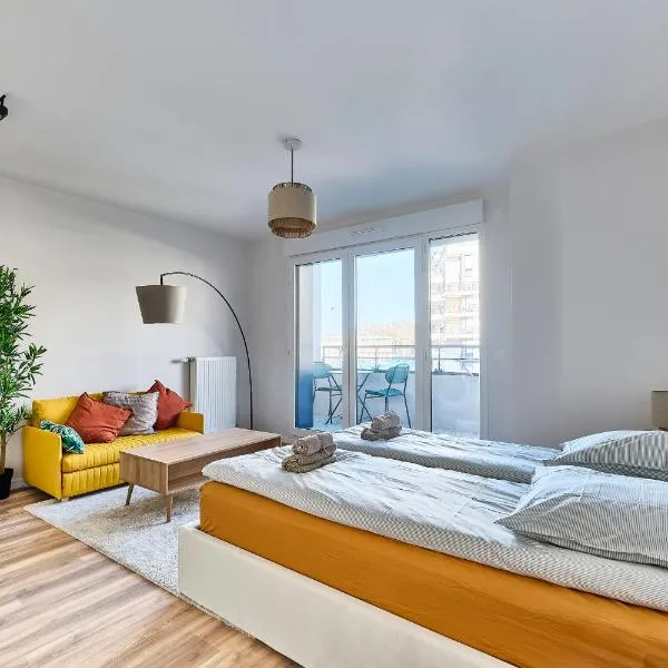 La Défense Apartment with Parking & Terrace – hotel w mieście Colombes