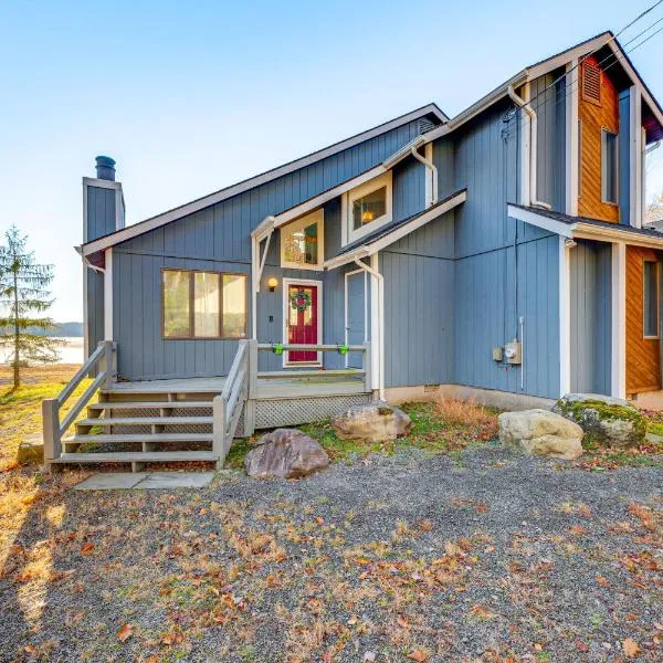 Lakefront Cabin Kayaks, Paddle Boards and Fishing, hotel a Pocono Lake