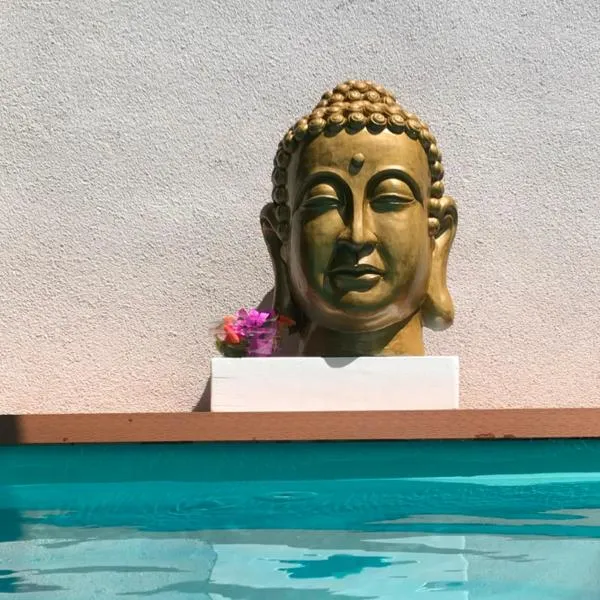 Apartment LOTA with heated pool on top location, hotel v destinaci Supetar