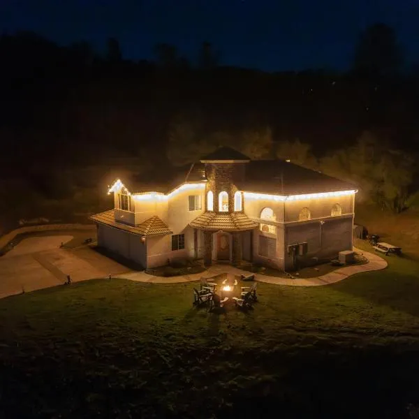 Heaven Heights - HotTub, Pet Friendly, EV Outlet, Pool Table, Game Room, BBQ, FirePit, Library, ξενοδοχείο σε Oakhurst