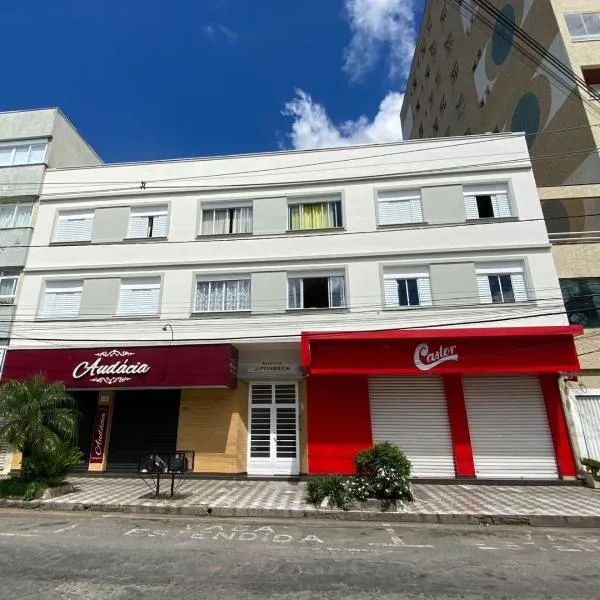 APTO 101 - No centro, pertinho de tudo, apto térreo!, khách sạn ở Poços de Caldas