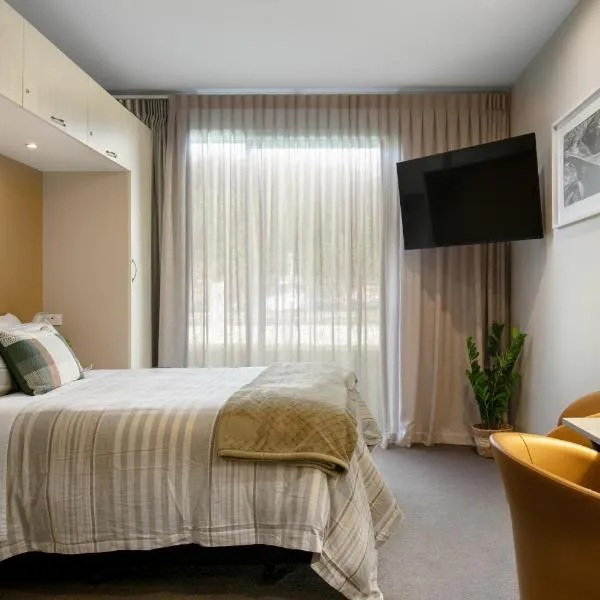 Pool & River Views - 600m to CBD, hotel in Gisborne