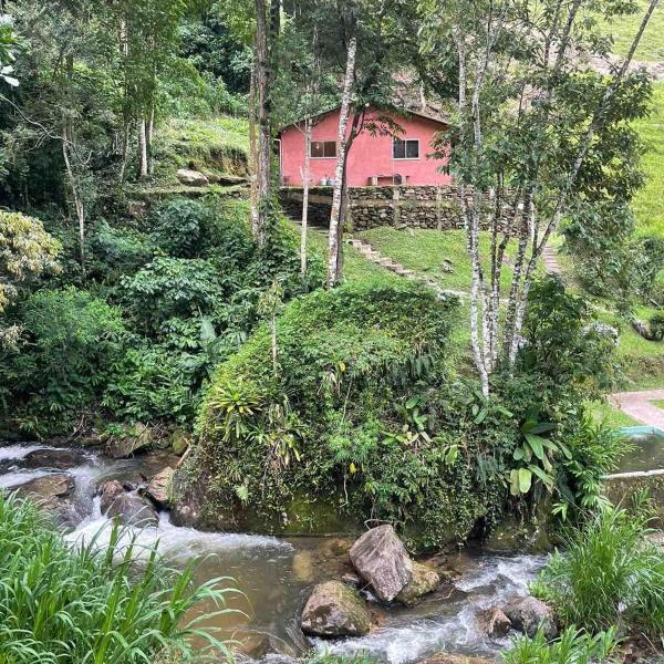 Casa com rio privado passando na frente e cercada por belas montanhas e piscina natural Estrada pavimentada até o estacionamento