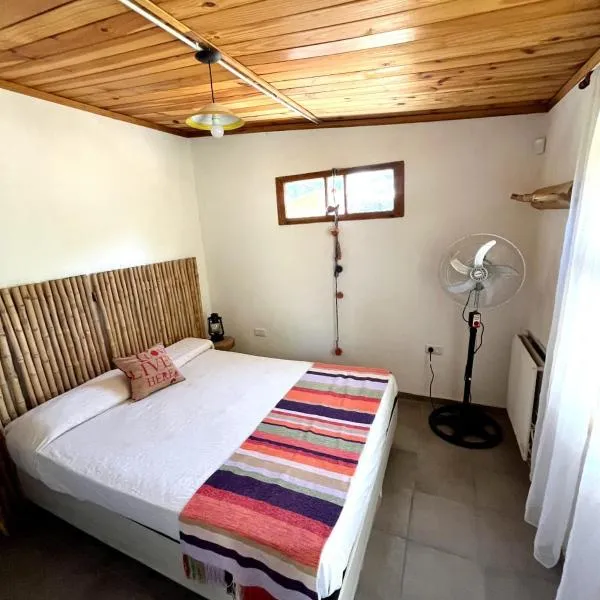 CASITA PINTORESCA EN LAS SIERRAS Y LAGO, hotel a San Roque
