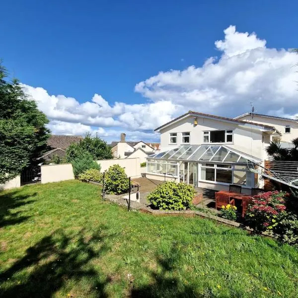 Spacious Four Bedroom House, 3 min walk to beach, hotel v destinaci Paignton
